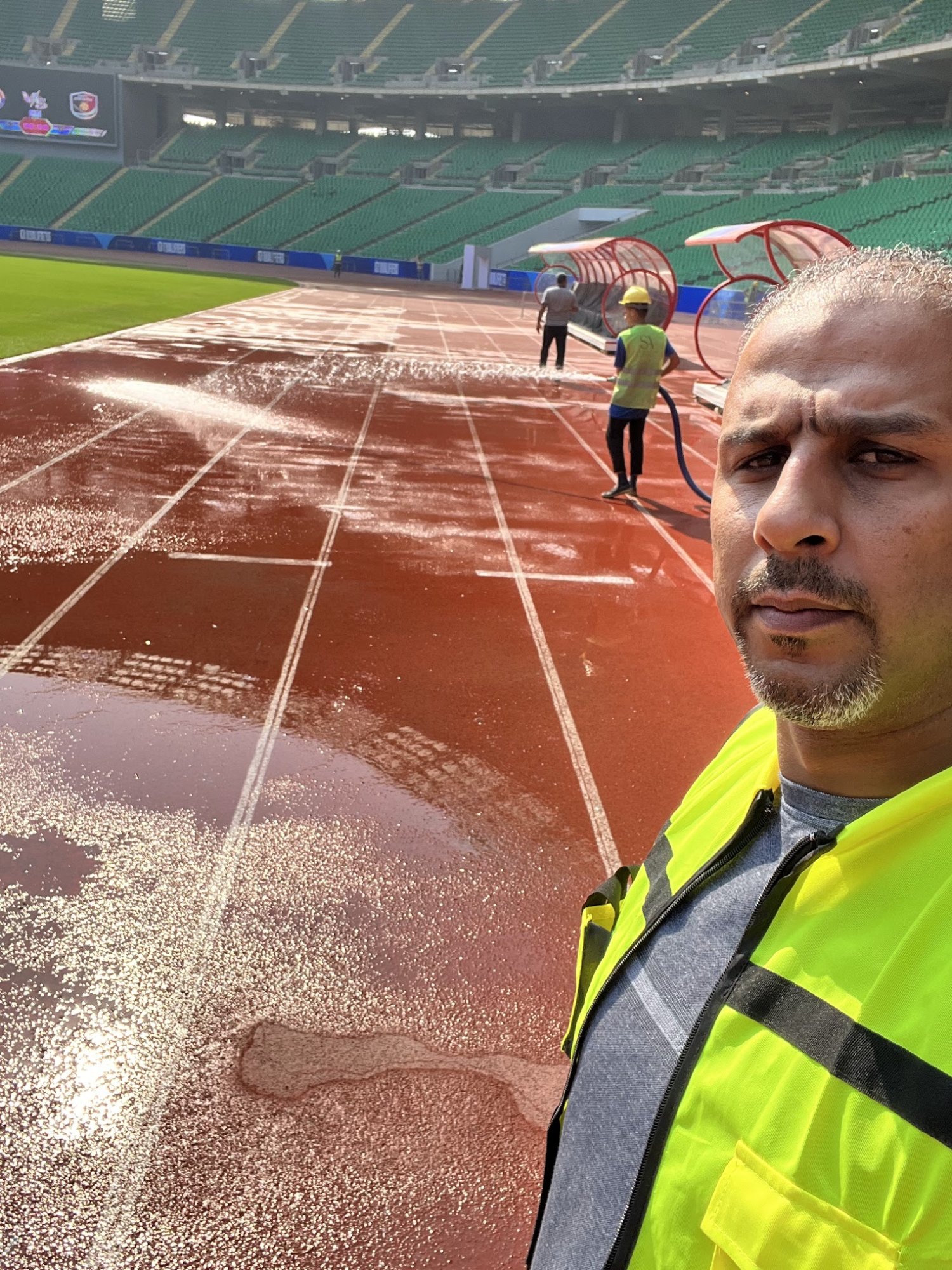 متابعة اعمال تنظيف ملعب جذع النخلة